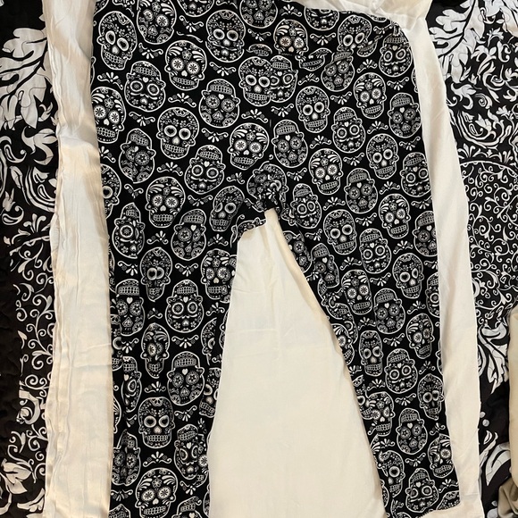 Terra & Sky Other - Terra & Sky black and white skull leggings size 3X great for Halloween